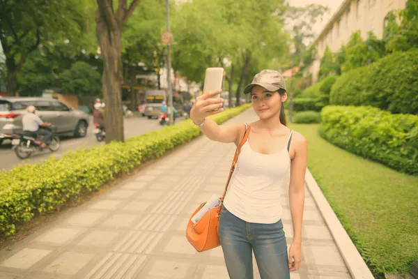 Portrait Young Beautiful Asian Tourist Woman Exploring Chi Minh City — Stock Photo, Image