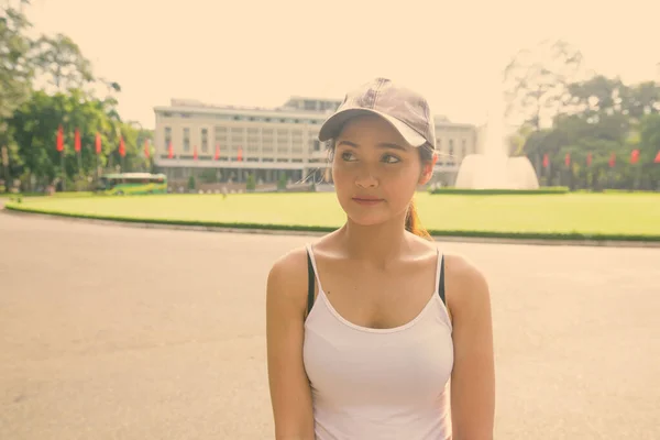 Портрет Молодой Красивой Азиатской Туристки Исследующей Город Хошимин Вьетнаме — стоковое фото