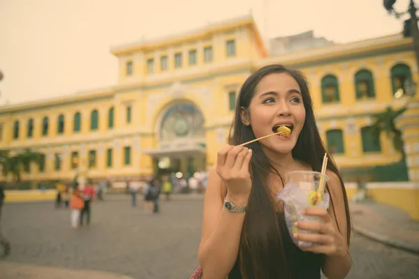 年轻美丽的亚洲旅游妇女的肖像探索胡志明市在越南 — 图库照片