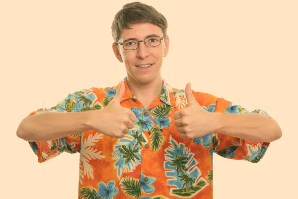 스튜디오 에서는 머리에 하와이안 셔츠를 배경에 고립된 휴가를 즐기고 관광객을 — 스톡 사진