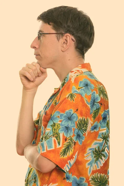 스튜디오 에서는 머리에 하와이안 셔츠를 배경에 고립된 휴가를 즐기고 관광객을 — 스톡 사진