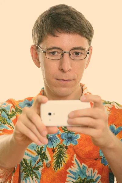 Estudio Hombre Turístico Con Pelo Corto Con Camisa Hawaiana Listo —  Fotos de Stock