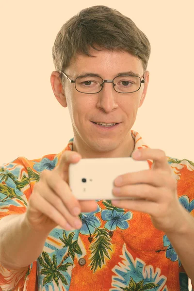 Estudio Hombre Turístico Con Pelo Corto Con Camisa Hawaiana Listo —  Fotos de Stock