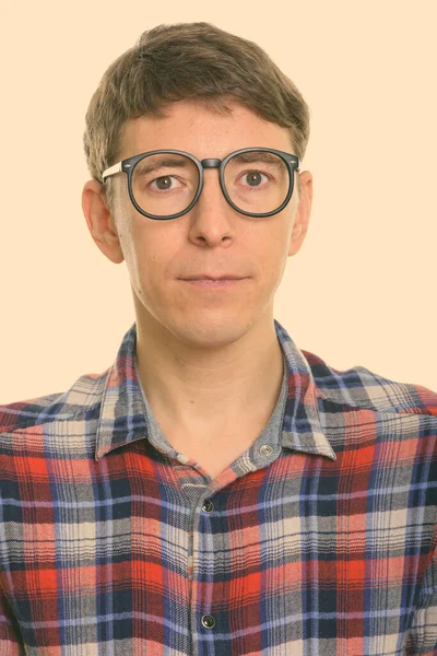 Studio Shot Van Hipster Man Met Kort Haar Geïsoleerd Tegen — Stockfoto