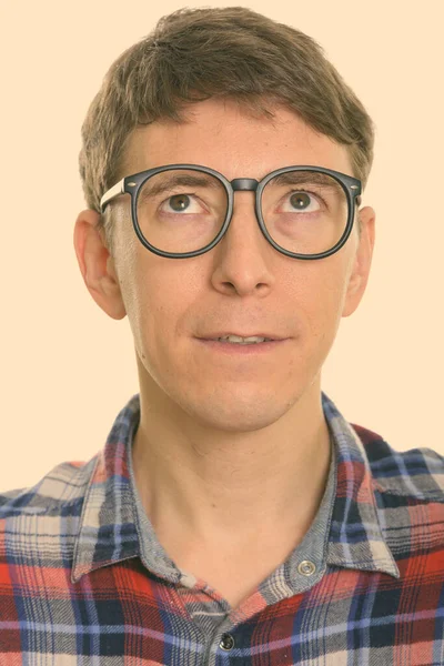 Estúdio Tiro Homem Hipster Com Cabelo Curto Isolado Contra Fundo — Fotografia de Stock