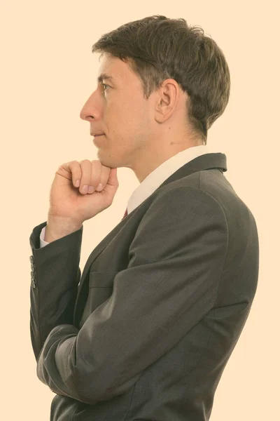 白い背景に隔離されたスーツを着て短い髪を持つビジネスマンのスタジオショット — ストック写真