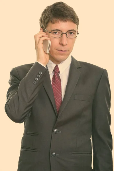 Studioaufnahme Eines Geschäftsmannes Mit Kurzen Haaren Anzug Vor Weißem Hintergrund — Stockfoto