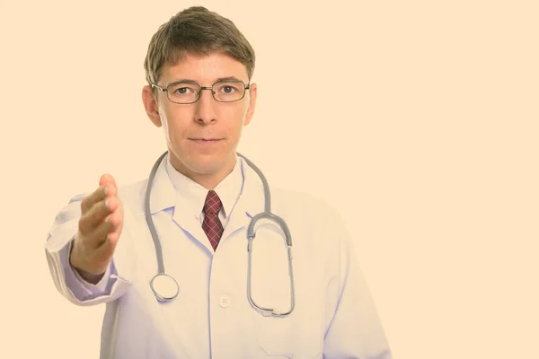 Estúdio Tiro Homem Médico Com Cabelo Curto Isolado Contra Fundo — Fotografia de Stock