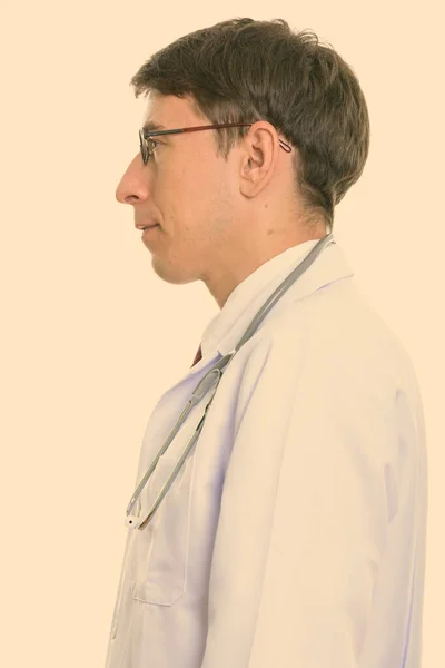 Studioaufnahme Eines Arztes Mit Kurzen Haaren Vor Weißem Hintergrund — Stockfoto