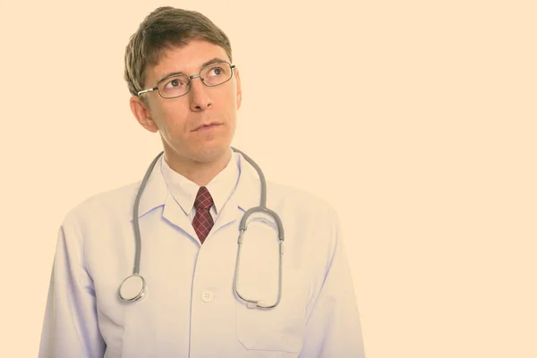 Estúdio Tiro Homem Médico Com Cabelo Curto Isolado Contra Fundo — Fotografia de Stock