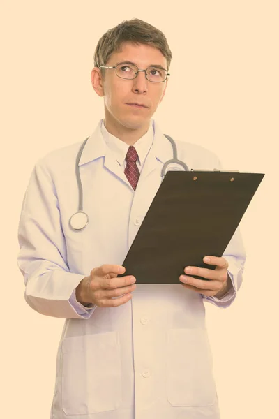 Estudio Hombre Médico Con Pelo Corto Aislado Sobre Fondo Blanco — Foto de Stock