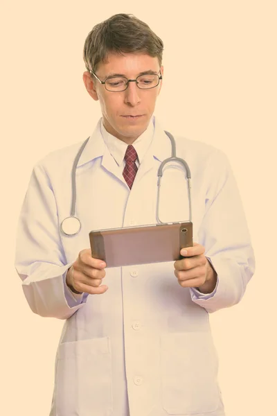 Estudio Hombre Médico Con Pelo Corto Aislado Sobre Fondo Blanco — Foto de Stock