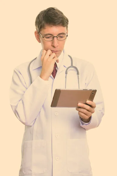 Studio Colpo Uomo Medico Con Capelli Corti Isolati Sfondo Bianco — Foto Stock