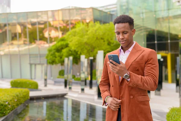 Porträtt Afrikansk Affärsman Utomhus Med Hjälp Mobiltelefon Och Bär Eleganta — Stockfoto