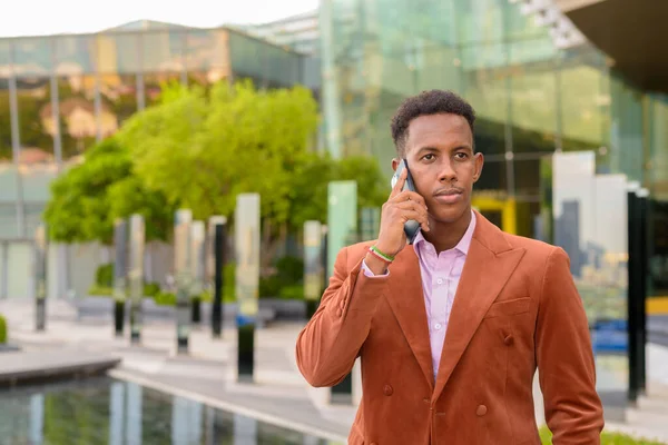 Retrato Hombre Negocios Africano Aire Libre Con Teléfono Móvil Ropa — Foto de Stock