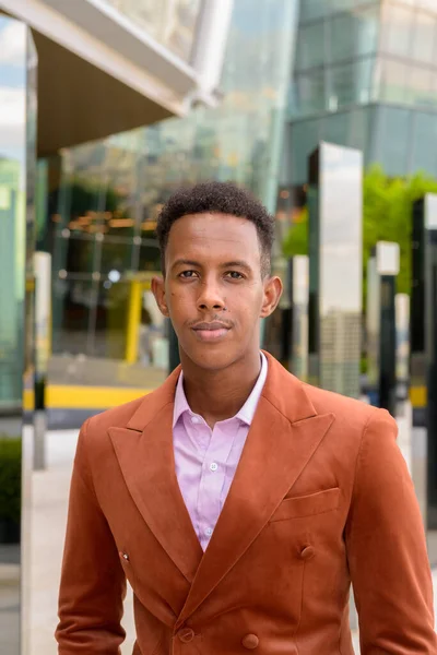 Πορτρέτο Του Όμορφου Νεαρού Μαύρου Αφρικανού Επιχειρηματία Κομψά Ρούχα — Φωτογραφία Αρχείου