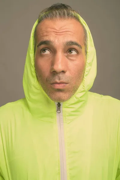 Studioaufnahme Eines Gutaussehenden Persischen Mannes Mit Grauen Haaren Der Neongrünen — Stockfoto