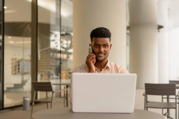 Porträtt Ung Stilig Afrikansk Affärsman Som Använder Bärbar Dator Kafé — Stockfoto