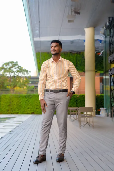 Retrato Larga Duración Del Joven Hombre Negocios Africano Guapo Ciudad —  Fotos de Stock