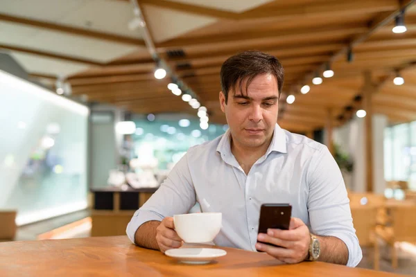 Портрет Персидского Бизнесмена Сидящего Кафе — стоковое фото