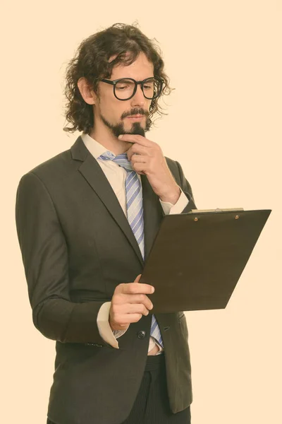 Studioaufnahme Eines Gutaussehenden Bärtigen Geschäftsmannes Mit Lockigem Haar Anzug Isoliert — Stockfoto