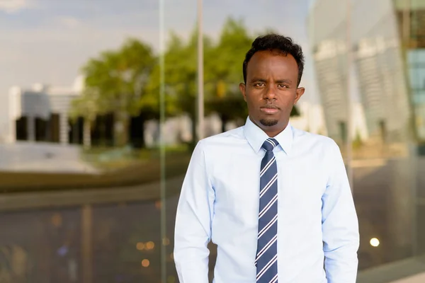 Πορτρέτο Του Νεαρού Αφρικανού Επιχειρηματία Φορώντας Πουκάμισο Και Γραβάτα Εξωτερικούς — Φωτογραφία Αρχείου