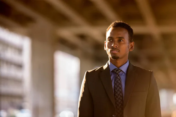都市でスーツを着てハンサムな若いアフリカのビジネスマン — ストック写真