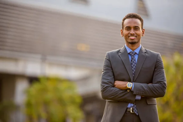 都市でスーツを着てハンサムな若いアフリカのビジネスマン — ストック写真