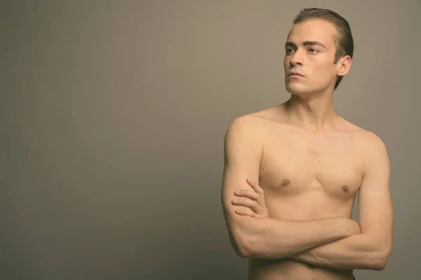 Studio Shot Van Jonge Knappe Man Shirtless Tegen Grijze Achtergrond — Stockfoto