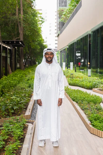 Portrait Jeune Homme Musulman Africain Portant Des Vêtements Religieux Une — Photo