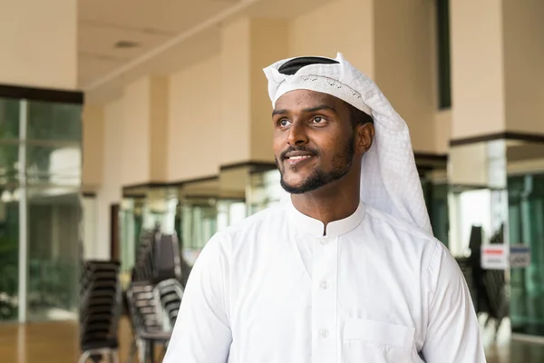 Retrato Joven Musulmán Africano Vestido Con Ropa Religiosa Una Bufanda — Foto de Stock