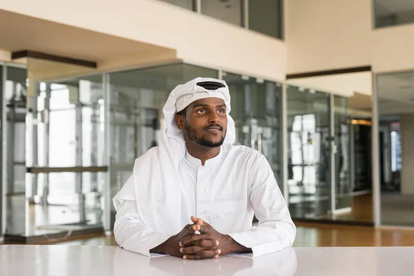 Porträt Eines Jungen Afrikanischen Muslimischen Mannes Mit Religiöser Kleidung Und — Stockfoto