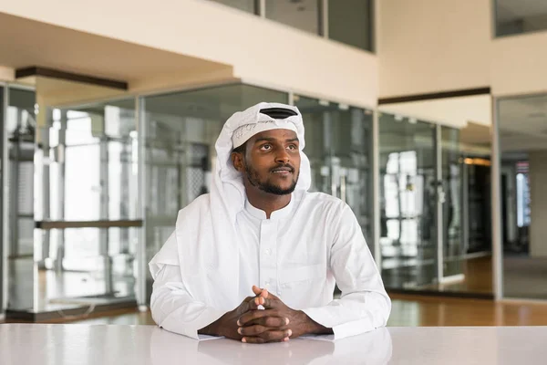 Retrato Joven Musulmán Africano Vestido Con Ropa Religiosa Una Bufanda — Foto de Stock