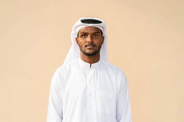 Porträt Eines Jungen Afrikanischen Muslimischen Mannes Mit Religiöser Kleidung Und — Stockfoto