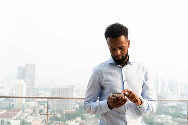 Porträtt Stilig Ung Afrikansk Man Utomhus Med Mobiltelefon — Stockfoto