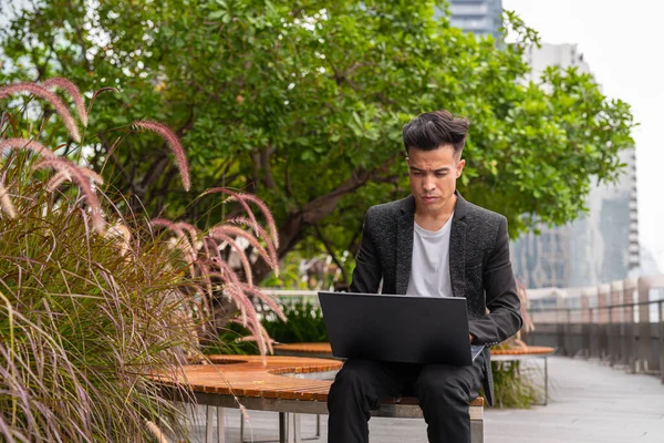 Retrato Joven Hombre Negocios Guapo Ciudad — Foto de Stock