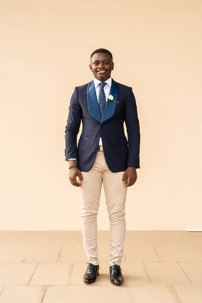 Retrato Joven Africano Guapo Con Traje —  Fotos de Stock