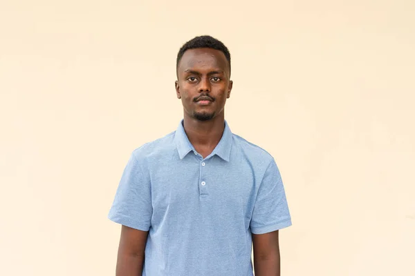 Sade Arka Planda Başarılı Genç Siyah Adamının Portresi — Stok fotoğraf