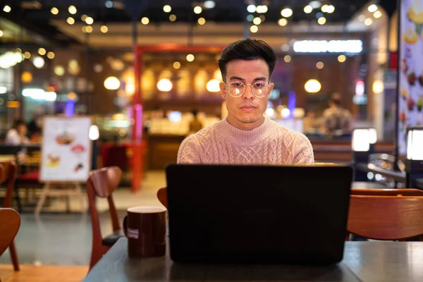 Retrato Del Joven Guapo Usando Computadora Portátil Cafetería — Foto de Stock