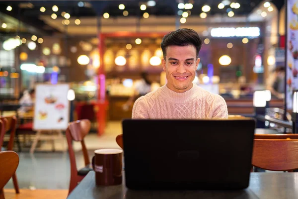 Προσωπογραφία Όμορφου Νεαρού Άνδρα Που Χρησιμοποιεί Φορητό Υπολογιστή Καφετέρια — Φωτογραφία Αρχείου