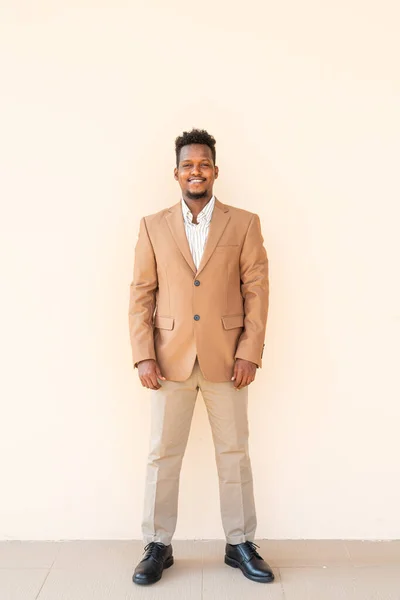 Portret Van Een Knappe Jonge Afrikaanse Man — Stockfoto