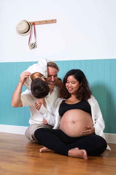 Foto Joven Alegre Positiva Sonriente Pareja Embarazada Esposa Marido Con — Foto de Stock