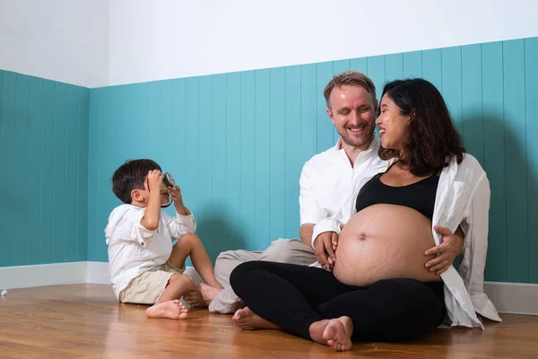 Foto Van Jong Vrolijk Positief Glimlachend Paar Zwangere Vrouw Echtgenoot — Stockfoto