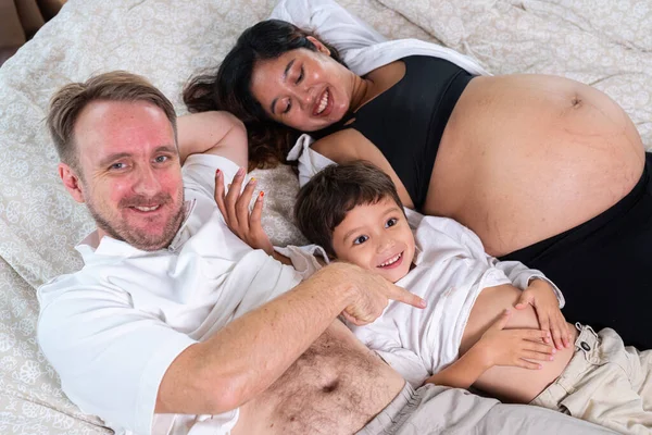 Foto Van Jong Vrolijk Positief Glimlachend Paar Zwangere Vrouw Echtgenoot — Stockfoto