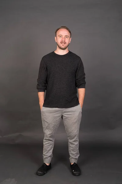 スタジオポートレートのブロンド白人男性身に着けているグレーシャツ — ストック写真