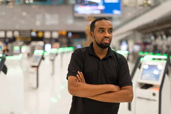 Ritratto Uomo Africano Pronto Viaggiare Terminal Dell Aeroporto Attesa Del — Foto Stock