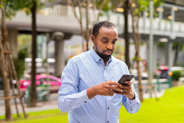 Portrait Handsome Black Man City Using Phone Texting — Stock Photo, Image