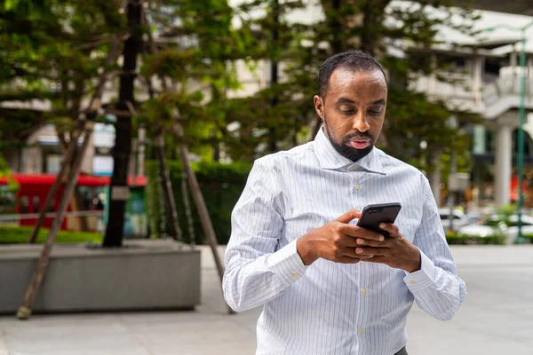 Retrato Homem Negro Bonito Cidade Usando Telefone Mensagens Texto — Fotografia de Stock