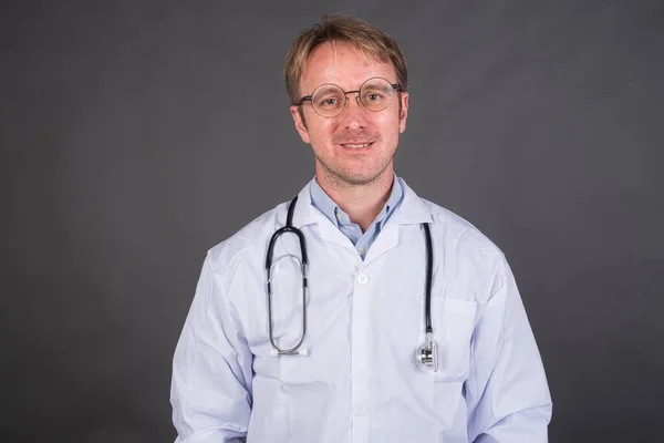Boldog Férfi Orvos Sztetoszkóppal Nyak Felett Orvosi Kabát Szürke Háttér — Stock Fotó