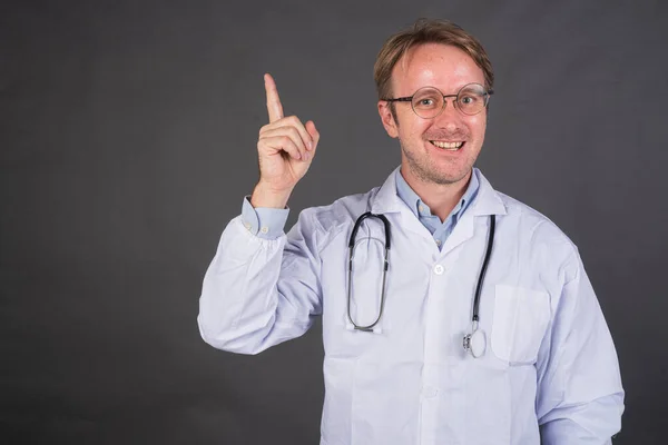 Ευτυχισμένος Άνθρωπος Γιατρός Στηθοσκόπιο Πάνω Από Λαιμό Ιατρική Παλτό Δείχνοντας — Φωτογραφία Αρχείου